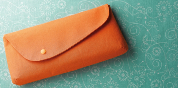 couture créative - sac à main de couleur beige - fond turquoise