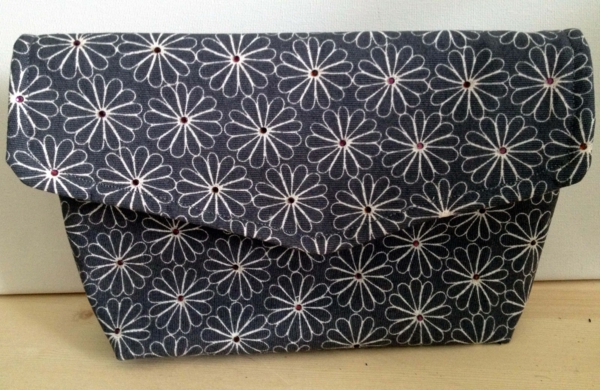 couture créative - couture de sac à main elle-même - couleur grise - avec des fleurs