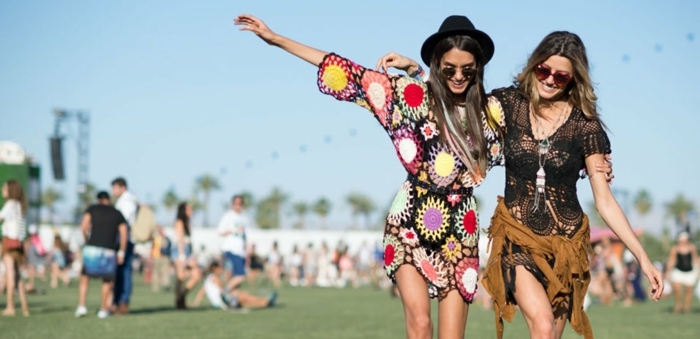coachella модни идеи за момичета две жени приятелки се забавляват на фестивала цветни рокли