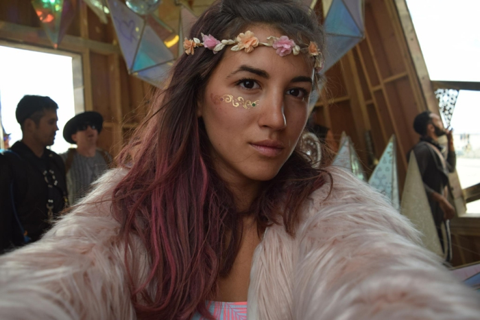 tenues de festival hippie fantaisie idées pour veste et maquillage guirlande de fleurs cheveux roux rose