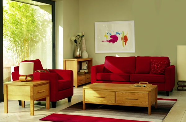 تعيين غرفة المعيشة - أريكة حمراء وطاولة خشبية