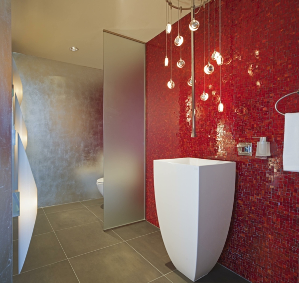 contemporánea-baño-con-rojo-vidrio-azulejos de pared y baño disipador-y-grifo-tan-vidrio-habitaciones-divisores-con-baño-de suelos de baldosas