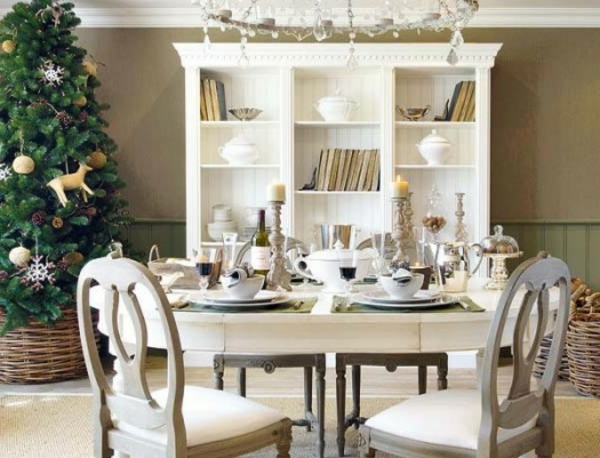 fehér karácsonyi dekoráció - elegáns étkező nagy szekrénnyel