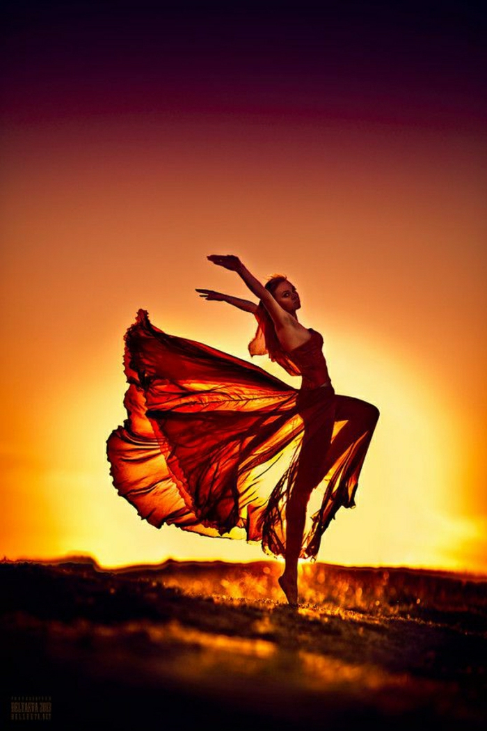 δροσερό εικόνες των γυναικών κόκκινο φόρεμα Ηλιοβασίλεμα Χορού