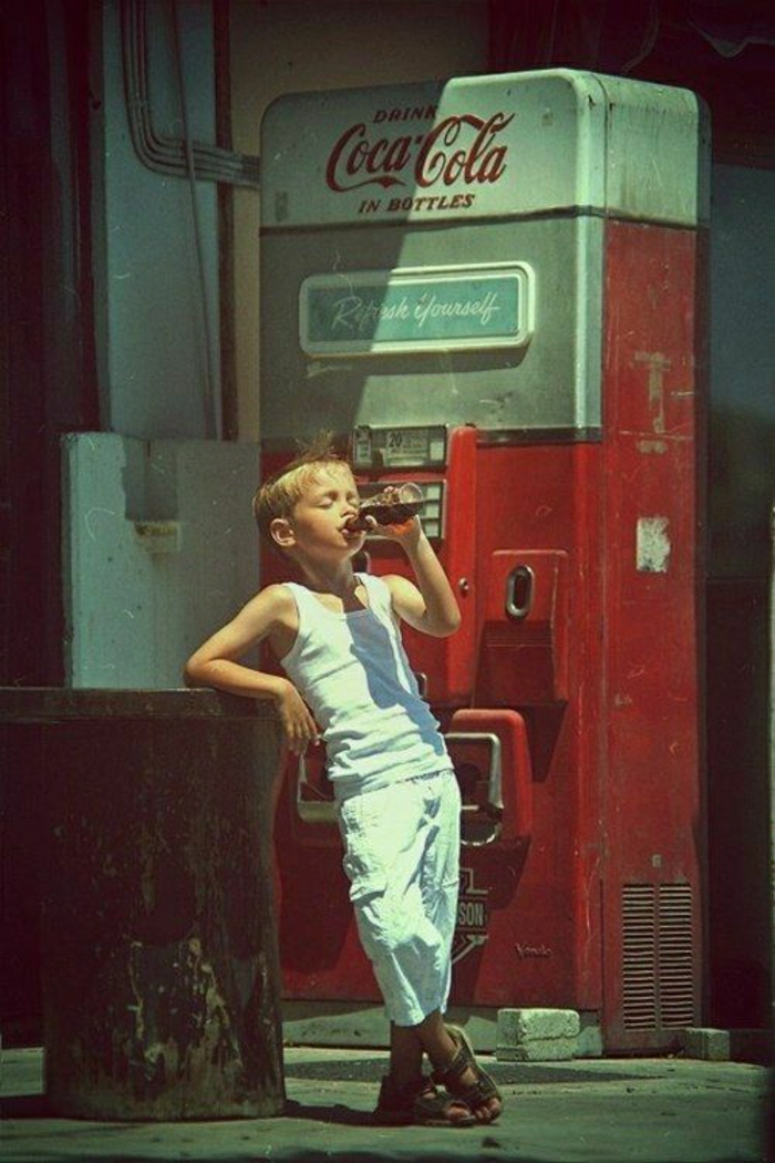 готини снимки-малки момче-Кока-Кола-пиене