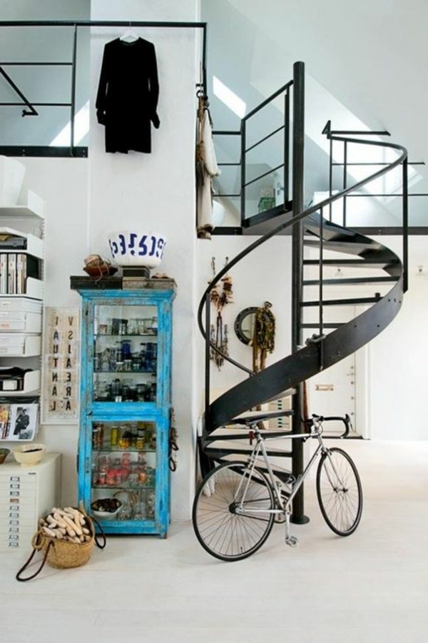 instalaciones-with-a-negro-escalera de caracol fresco