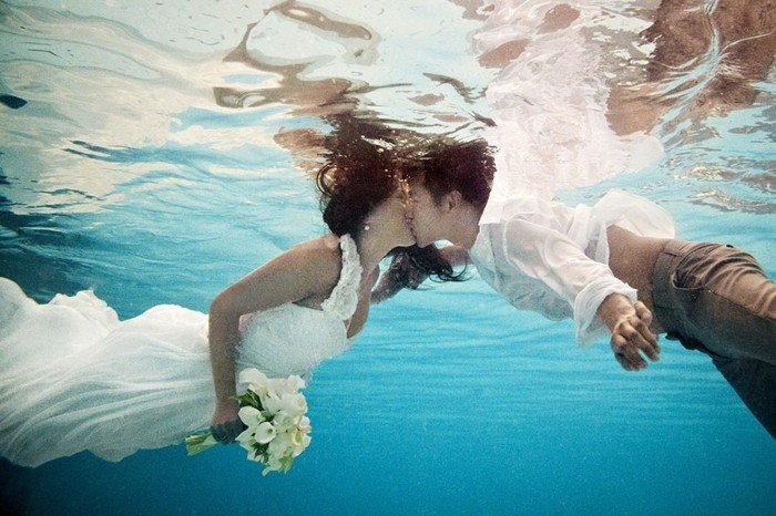 viileä hääkuvia ideoita kiss under the Water