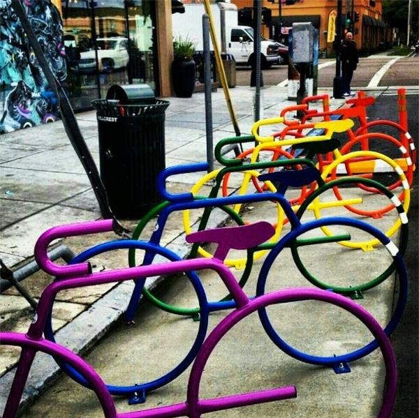 super ideja po biciklu-stand-u-raznim-bojama