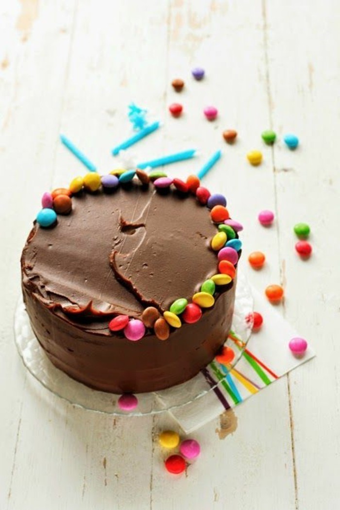δροσερή ιδέα-από-τη σοκολάτα κέικ-διακόσμηση-με-πολύχρωμα-καραμέλα