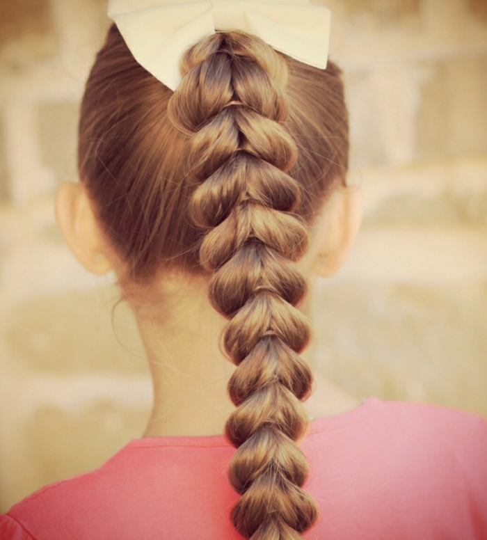 تسريحات الشعر احتفالي للأطفال ، والفتيات مع تسريحة مضفر مع الكثير من العلاقات الشعر وقوس أبيض