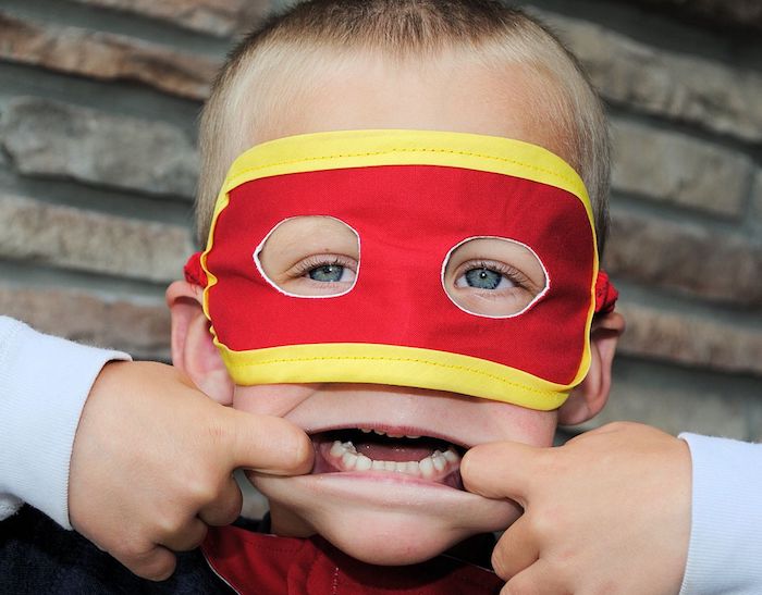 Superhero Απόκριες μάσκα - ένα μικρό αγόρι μετατρέπεται σε Flash