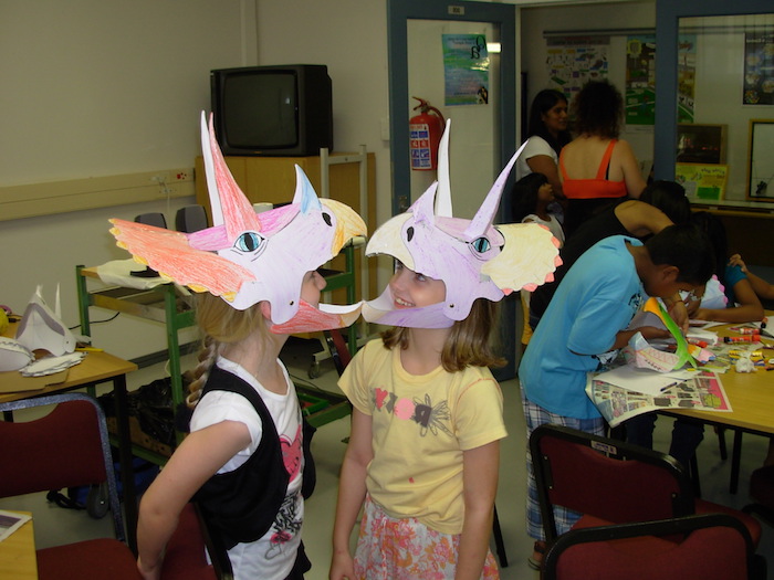 egy workshop a Halloween maszkok, ahol a kisok létrehozzák a maszkok magukat