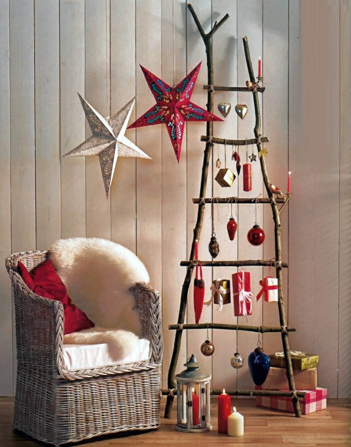 cool-original-weihnachtsdeko-ötletek dekoratív csillag lámpás gyertya szék bőr mesterséges fenyőfa ékszerek