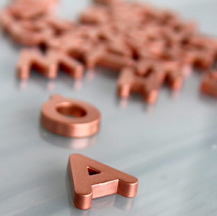 Az első osztályú mágnes, hogy a kisok jobban megtanulják a betűket - aranyos iskolai kellékek