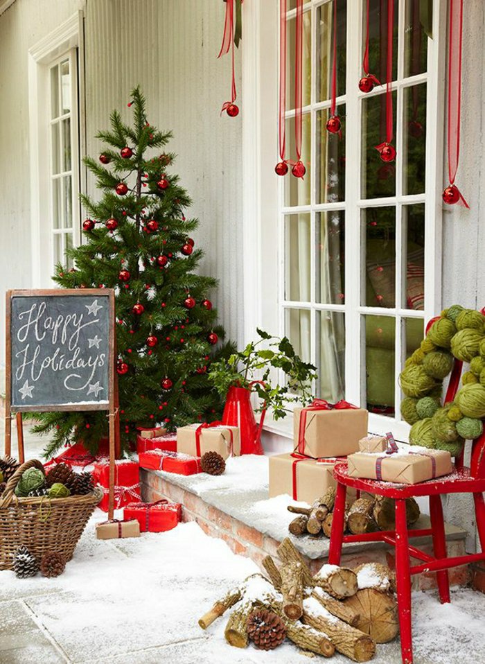 cool-weihnachtsdeko-kívül díszített fenyőfa ajándék kosár koszorú
