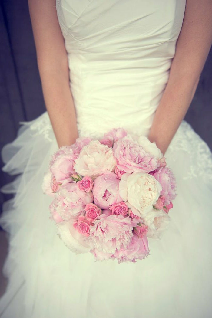 Готини Romantic Кръгла сватбен букет Божур розово-лилаво шевове