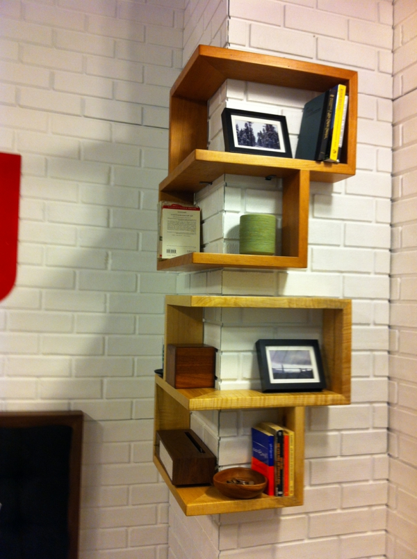 cool-corner-shelf kuvia ja kirjoja sitä