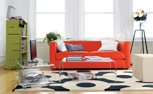 frais-salon-avec-un-rouge-canapé-et-un-acrylique tableau