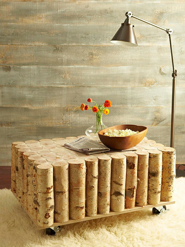 imagen de la mesa de madera DIY y flores decorativas