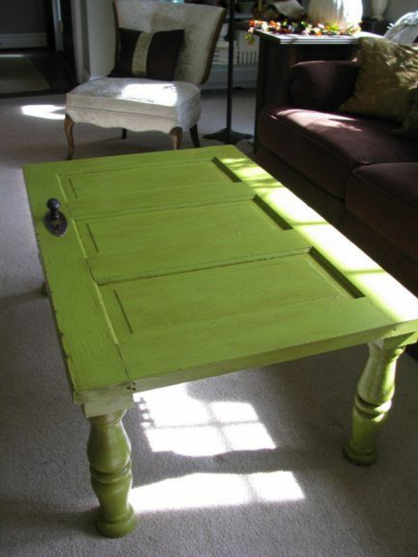 nappali egy önkiszolgáló caochtisch design egy zöld ajtó