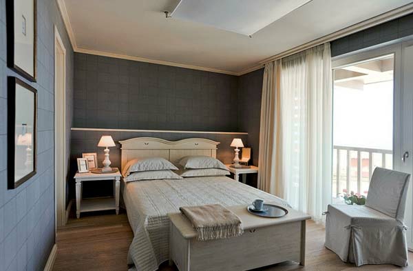 חדר שינה בסגנון כפרי - וילונות לבנים וקירות אפורים