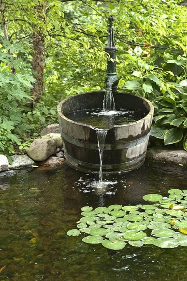 kreatív-vízesés-az újrahasznosítás Vízesés a kertben