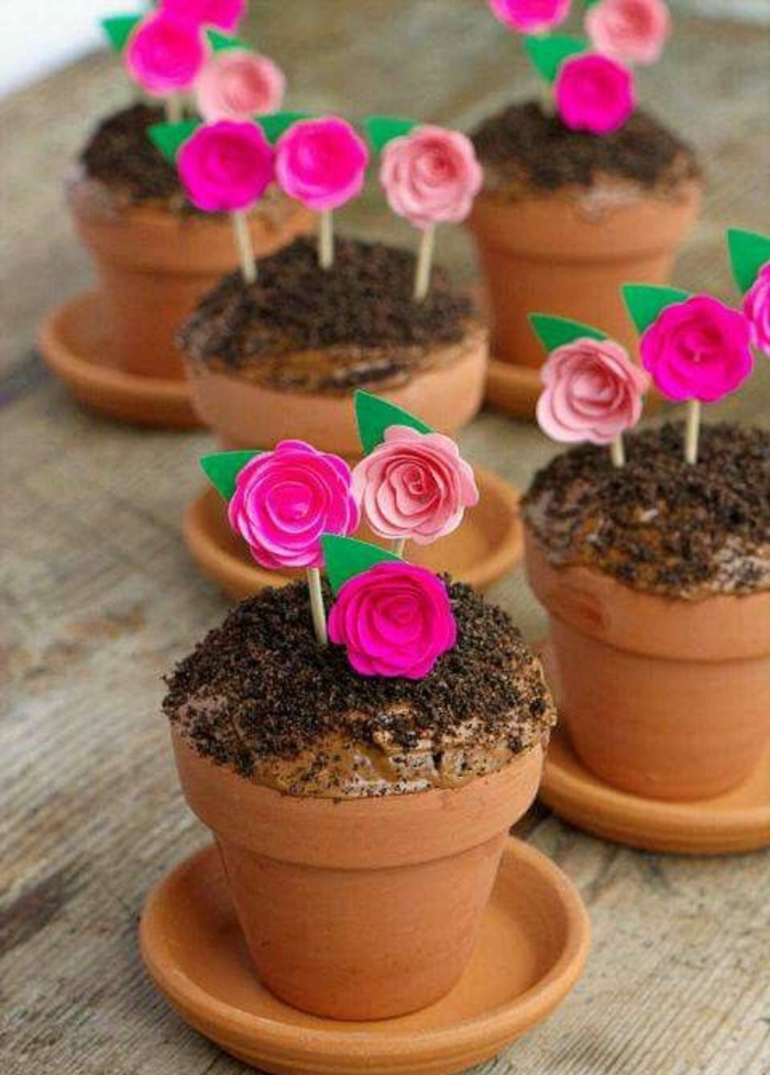 kis cupcakes virágcserép rózsaszín virágokkal