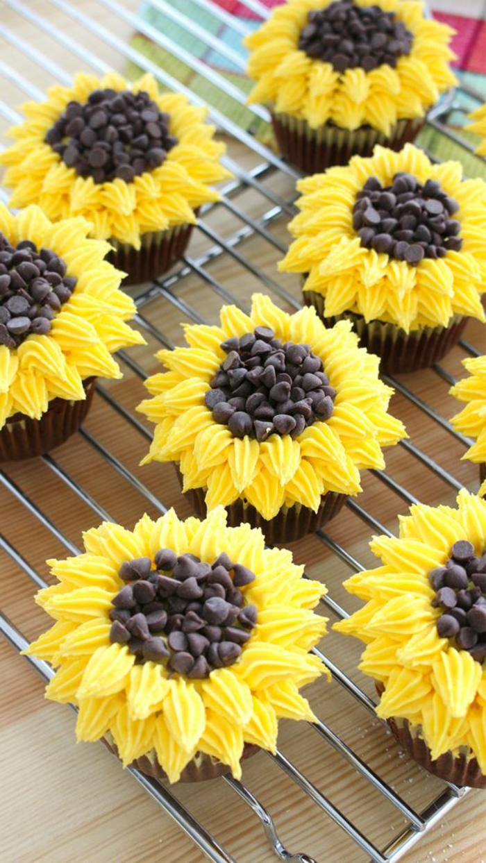Decorar cupcakes de chocolate con crema amarilla y chocolate