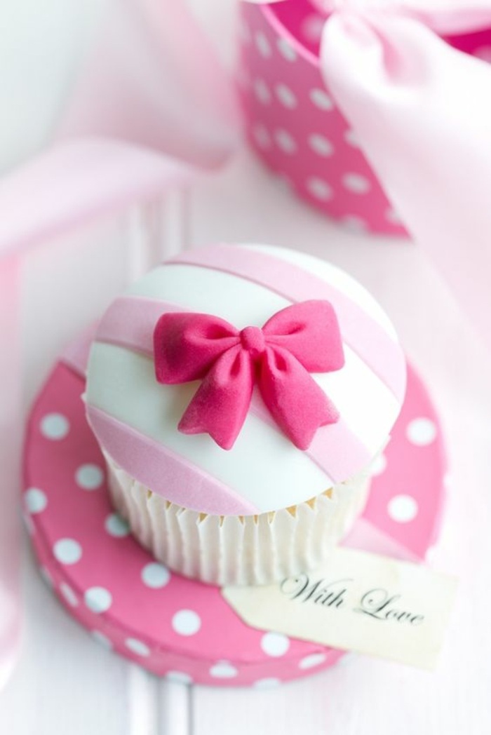Díszítsük a rózsaszín és a fehér alapozóval díszített cupcake-t kis csiszolással