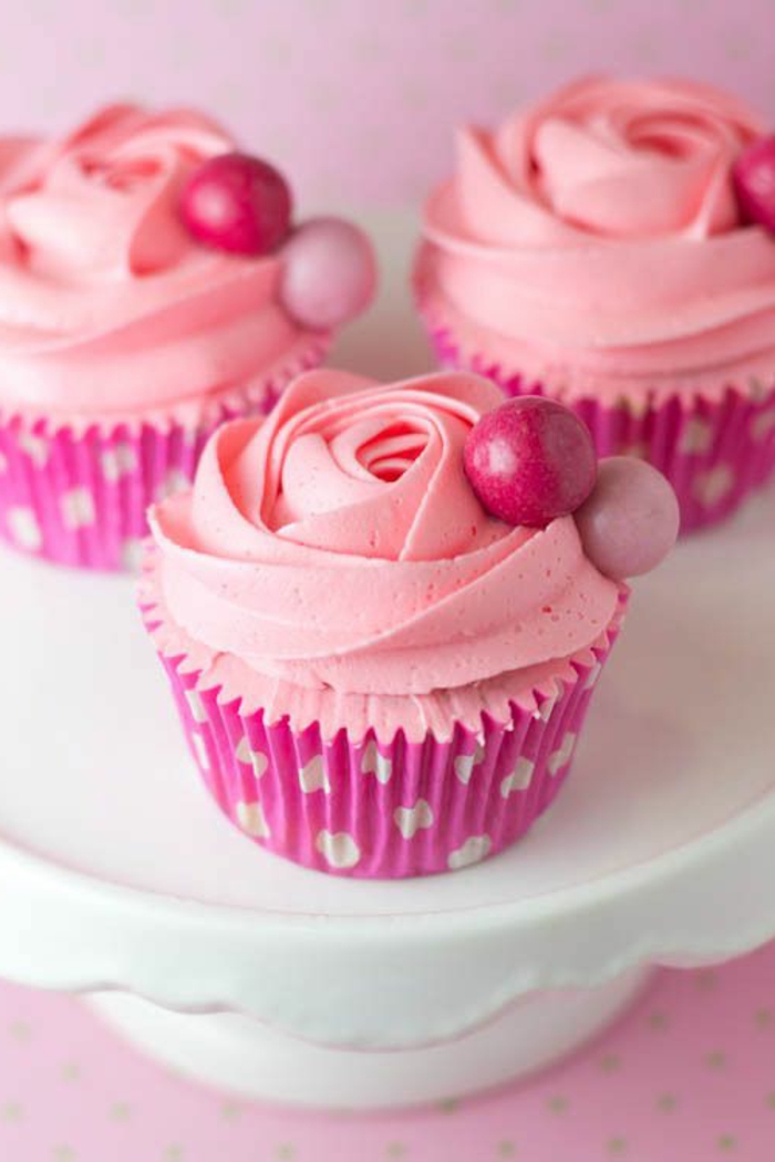 Cupcakes díszíteni rózsaszín krémmel és édességekkel
