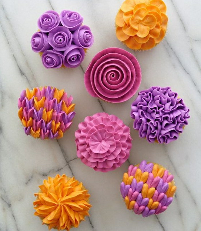 Cupcakes különböző színű krémmel díszítve