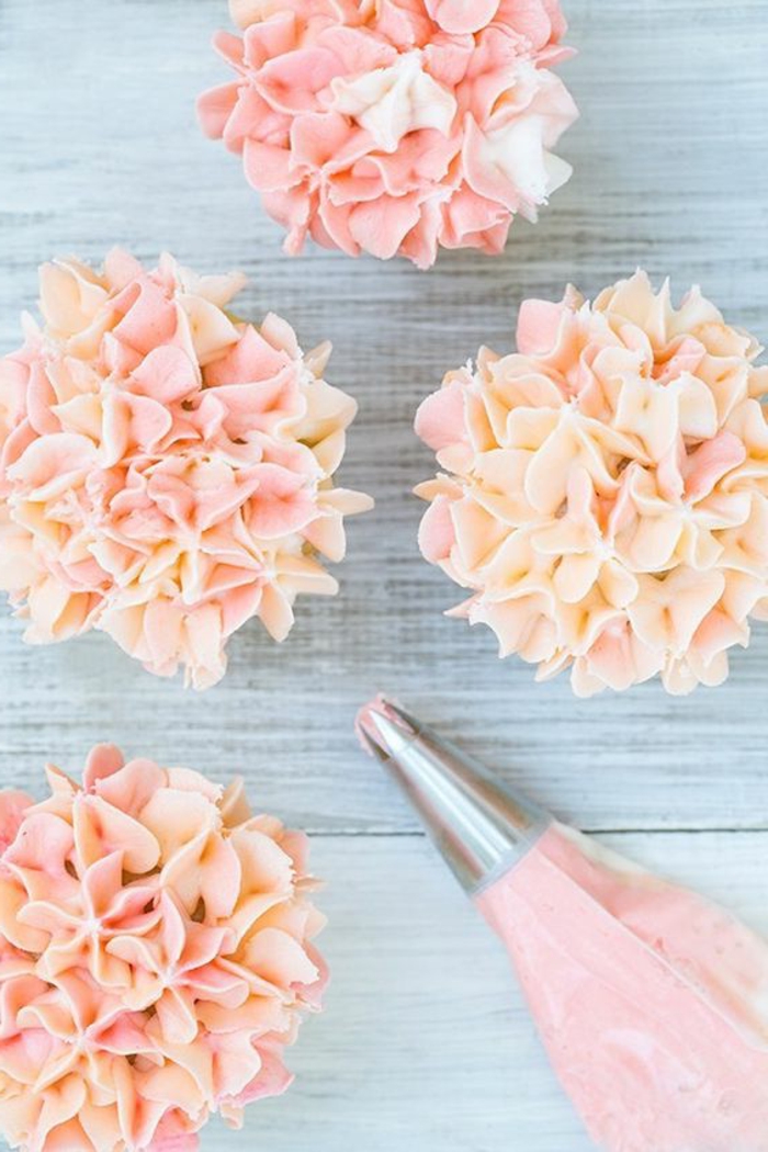 gran decoración de cupcake con pequeñas flores de crema rosa