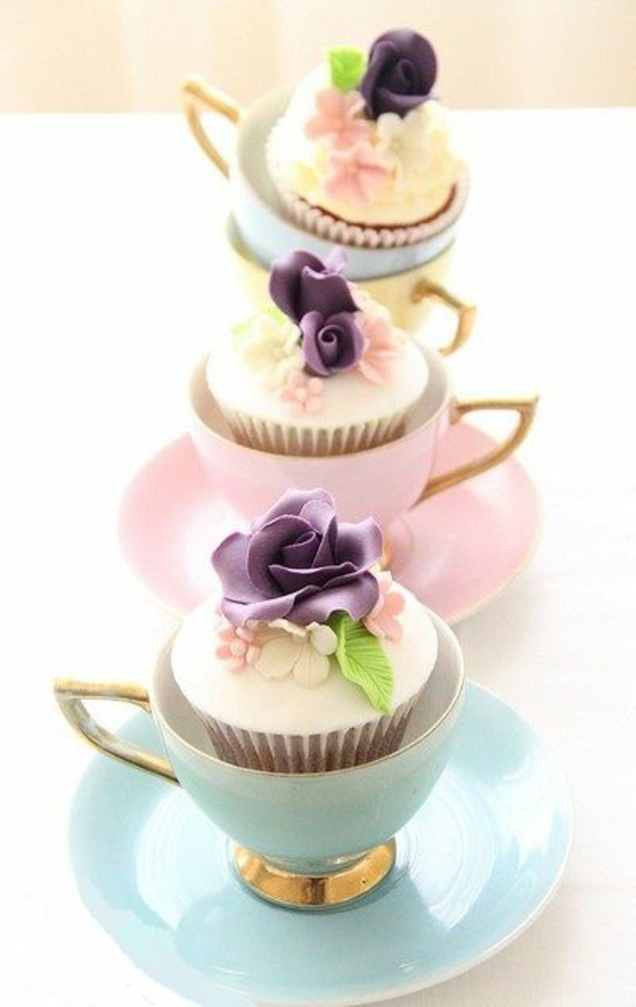 panecillos con rosas púrpuras en tazas de café