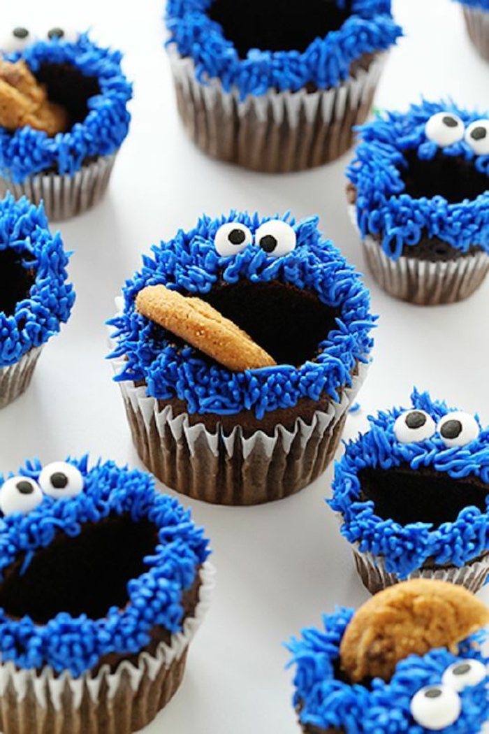 Muffinok, mint a keksz szörny, díszítik kekszekkel és kék krémet