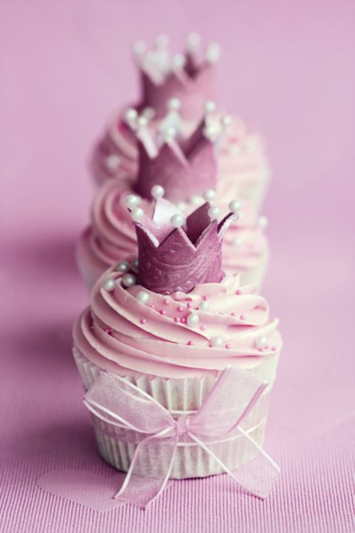 muffinok gyöngyökkel, rózsaszín krémmel, fondant koronával és őrléssel