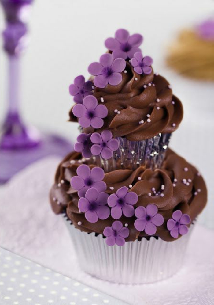 magdalena de chocolate con flores de color crema y morado decorar