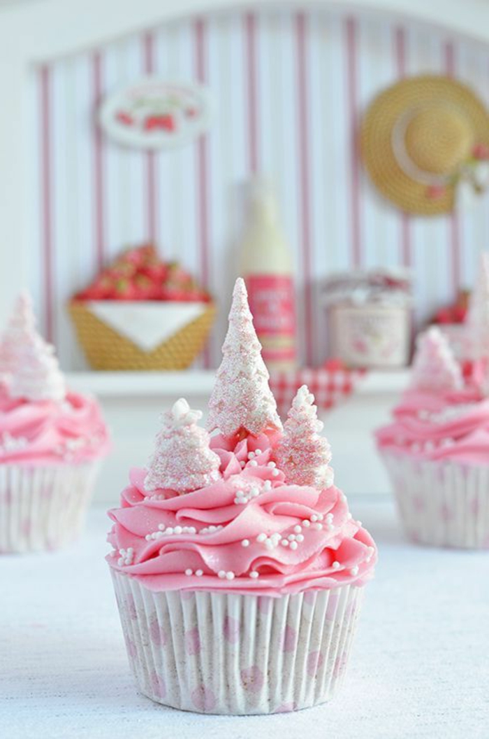 muffin rózsaszín krémmel és fondant fenyőfákkal