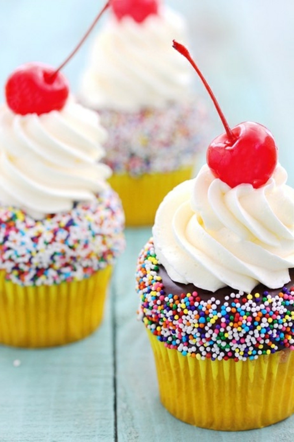 finom-cupkaes díszítik Frissen-ötletek-színes-cupcakes