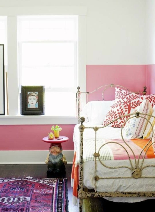 طلاء الجدران البيضاء بلكنة وردية لغرفة النوم