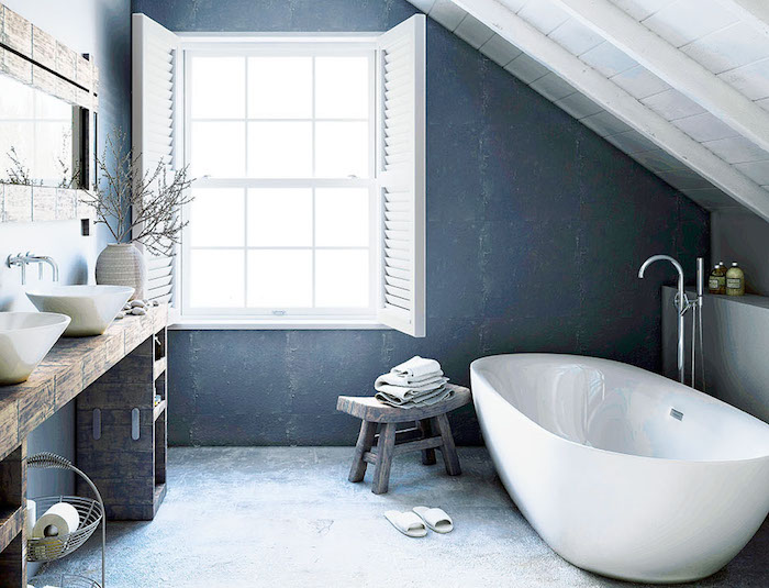 плоска форма вана прозорец син стени в банята мивки билки като украса
