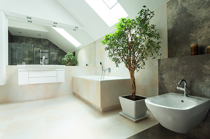 малки пространства умело изградени бели бани обзавеждане идеи растения мивка