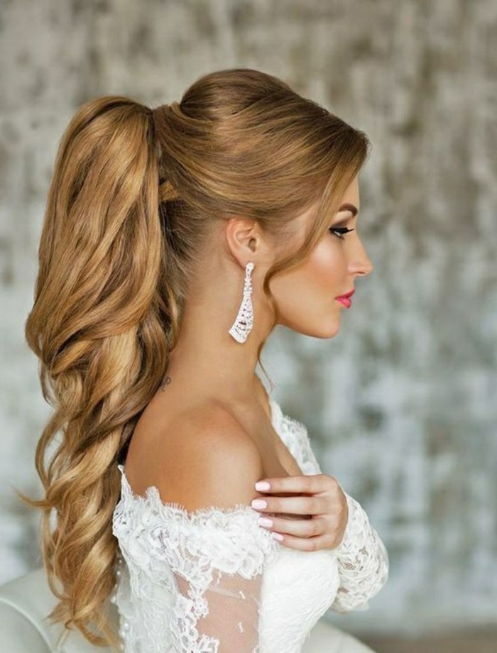 női frizurák hosszú szőke göndör haj brews-esküvő-manikűr-make-up-ruha