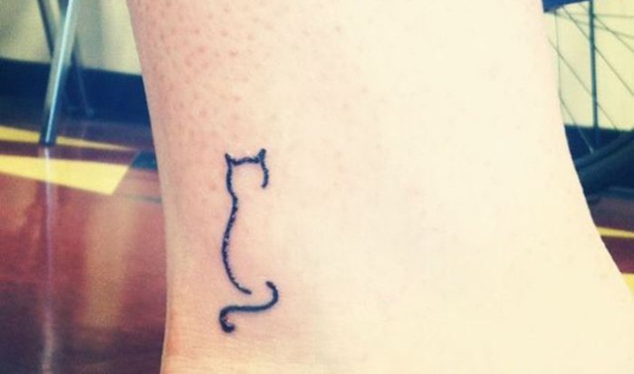 jedna od naših ideja za malu tetovažu crne mačke na nozi