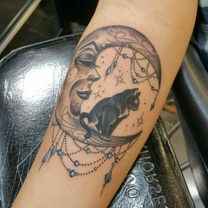 Crescent Moon ja istuva musta kissa - käsitys kissa tatuointi kädestä