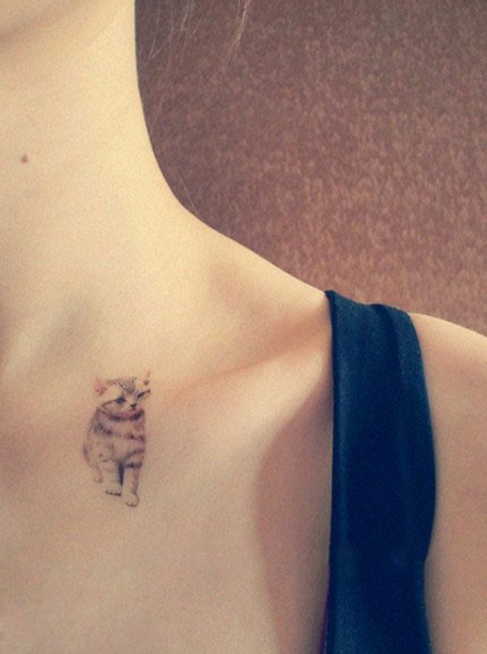 една от любимите ни идеи за малка татуировка със сива котка - жена с котка татуировка