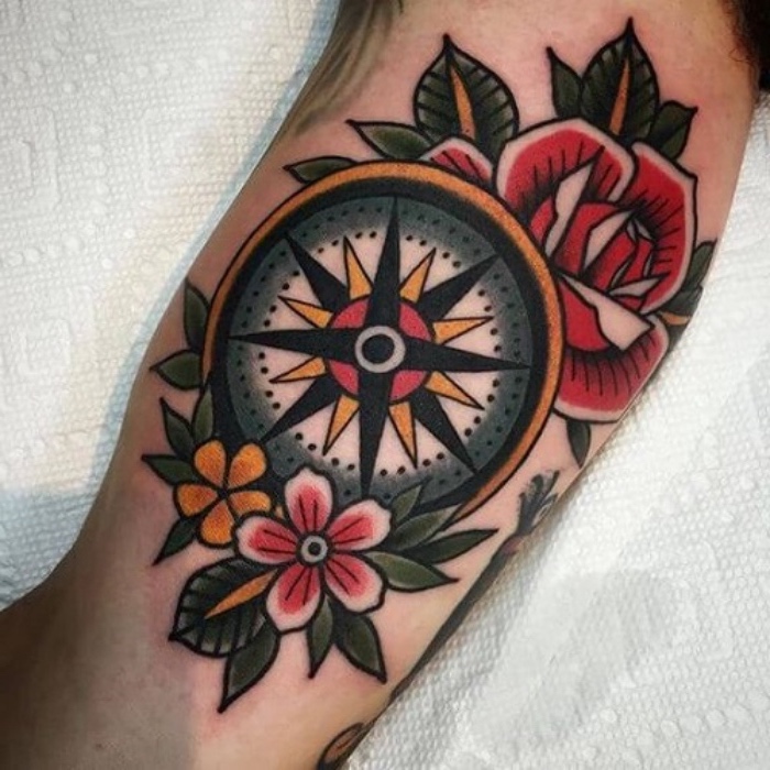 ovdje je ideja za malu predivnu šarenu tetovažu s kompasom s žutim i crvenim cvjetovima