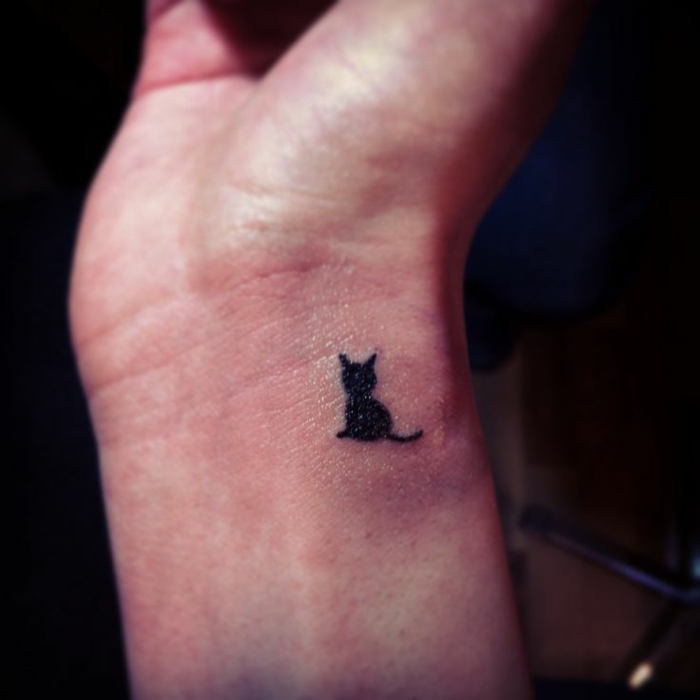 ideja za malu tetovažu crne mačke na zglobu - ovdje je mačka s crnim penisom