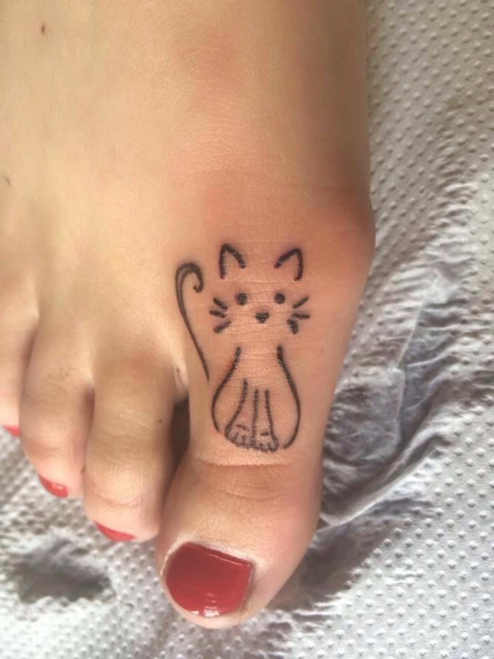 idea pienille kissoille tatuointi - tässä on iso varvaspunainen punainen kynsilakka ja pieni musta kissa