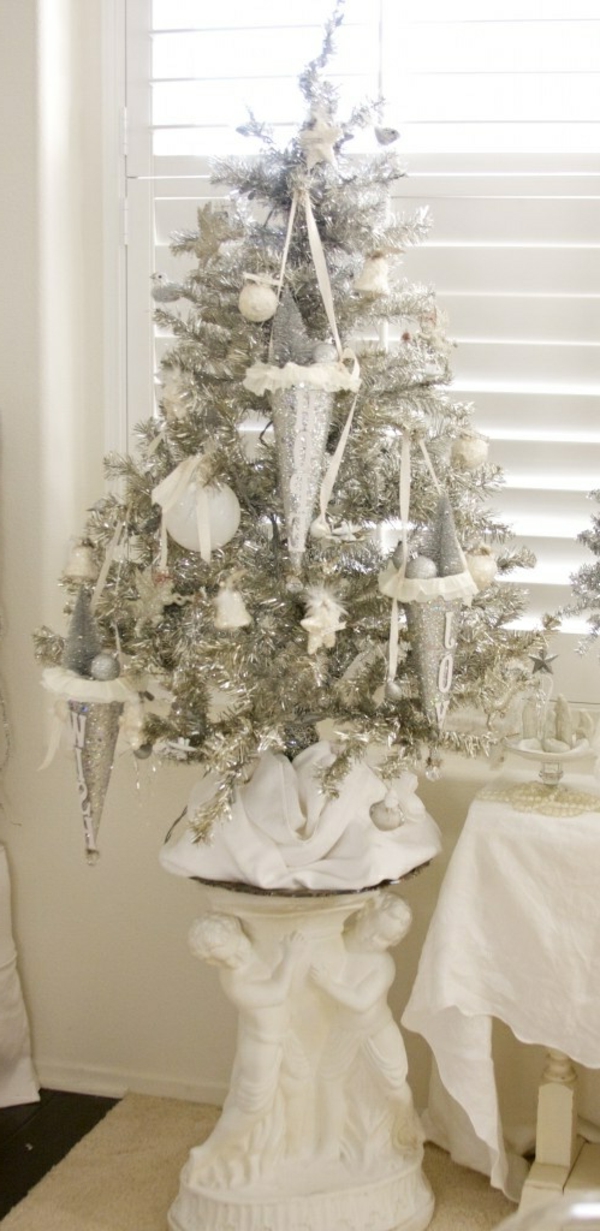 bijeli božićni ukras za božićno drvce - vrlo slojevito i lijepo
