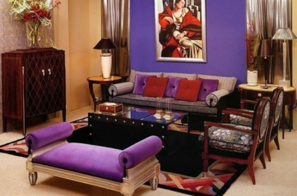 artdeco stílus - kreatív kép a lila falon a nappaliban